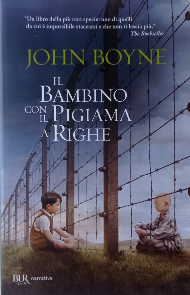 Il bambino con il pigiama a righe