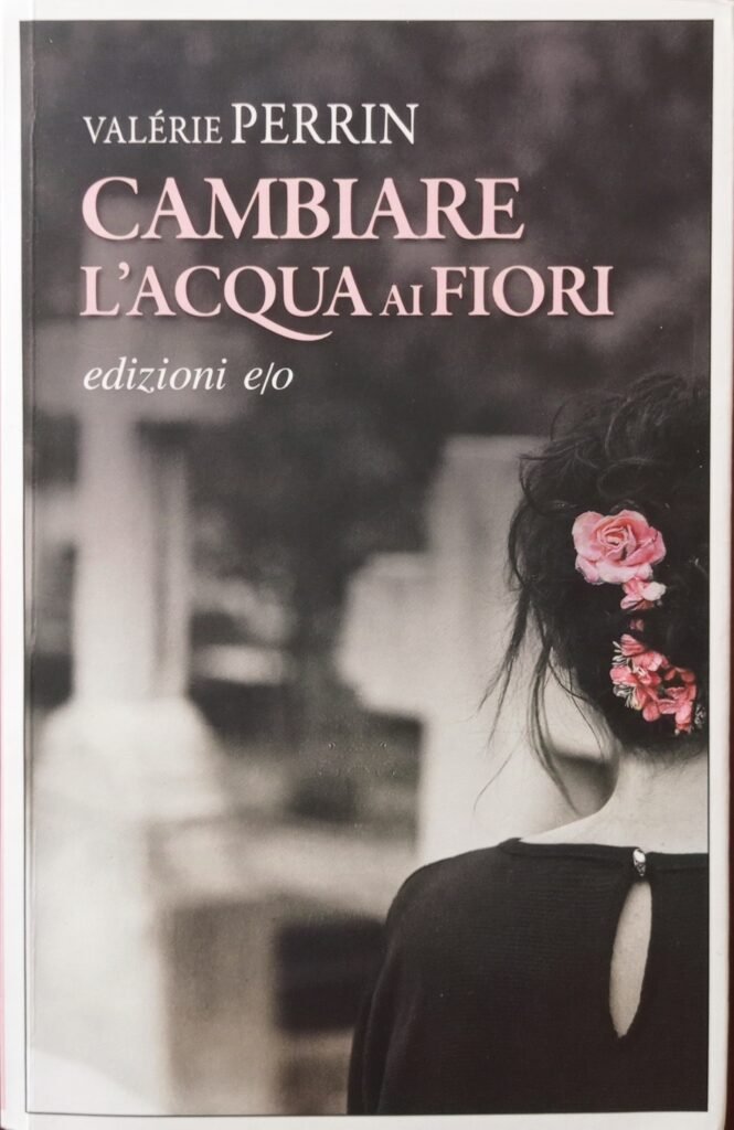 Cambiare l’acqua ai fiori