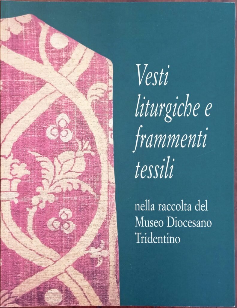 Vesti liturgiche e frammenti tessili nella raccolta del Museo Diocesano Tridentino