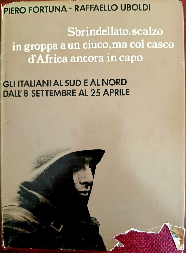 Sbrindellato, scalzo in groppa a un ciuco, ma col casco d’Africa ancora in capo